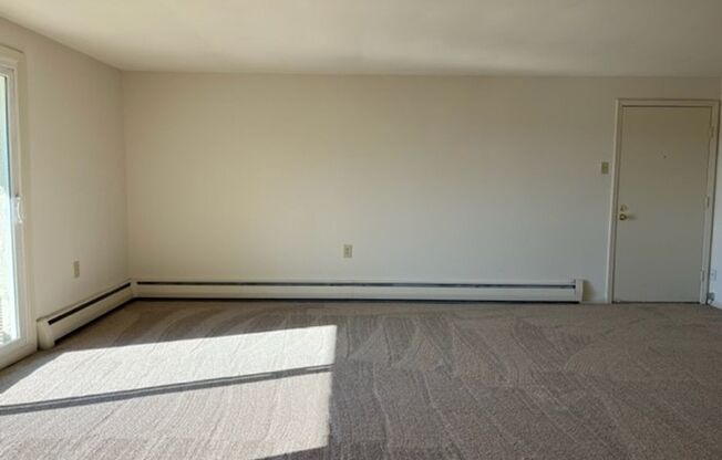 2 beds, 1 bath, 900 sqft, $1,525, Unit 933