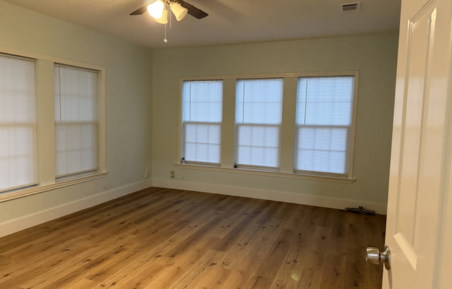 2543 E ANN ARBOR AVE