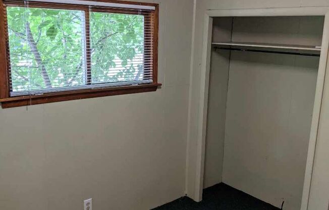 2 beds, 1 bath, $900, Unit 2