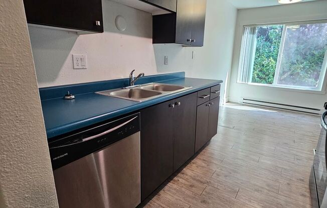 2 beds, 1 bath, 915 sqft, $1,495, Unit 32