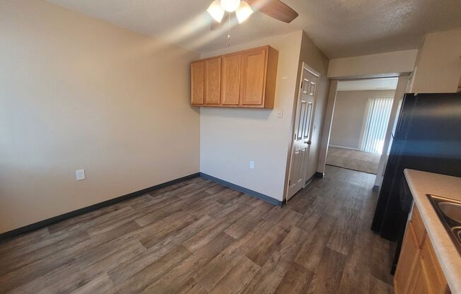 2 beds, 1.5 baths, 920 sqft, $865, Unit 712-33