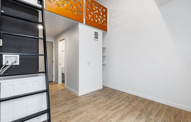 Studio, 1 bath, 270 sqft, $1,350, Unit 408