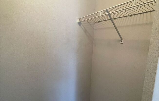 1 bed, 1 bath, 300 sqft, $700, Unit LO