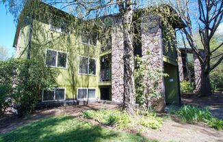 Classic 1 Bedroom Surrounded by Tall Trees! Just Blocks from Popular Multnomah Village!