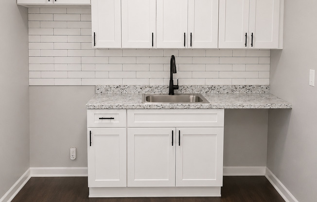 Beautiful newly renovated 2-Bedroom Apartment in the Heart of Smyrna! inclides appliances and FREE RENT