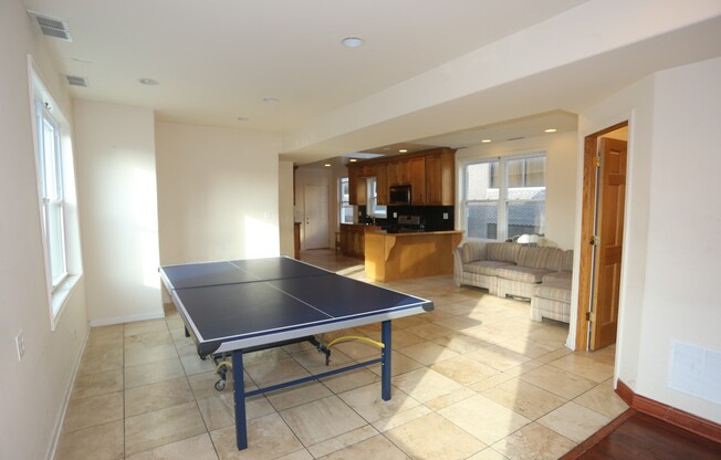 2456 CLYBOURN
