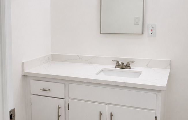 Studio, 1 bath, 330 sqft, $1,380, Unit 16