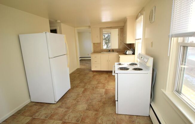 2 beds, 1 bath, 1,072 sqft, $875, Unit 209 N. Washington - 209 N. Washington Street