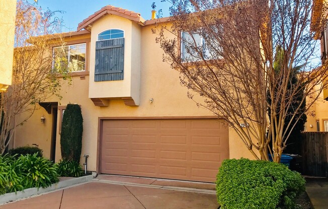 Beautiful 3 Bed 2.5 Bath Santa Clara Townhome. 2 Car Garage & Private Backyard