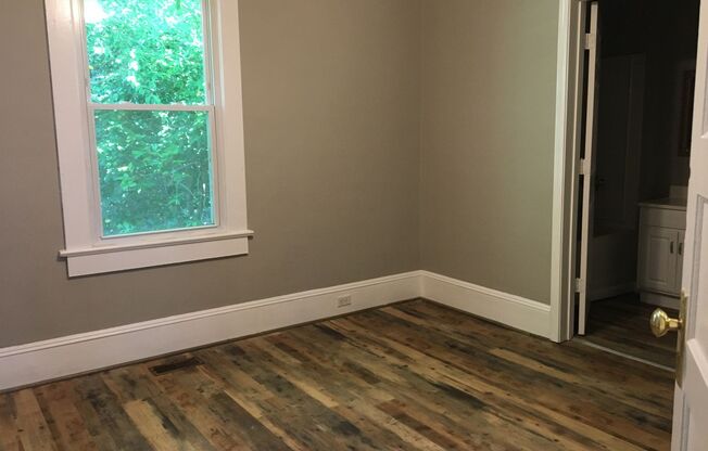 2 beds, 1 bath, 878 sqft, $950, Unit 2127 Oakhurst Circle