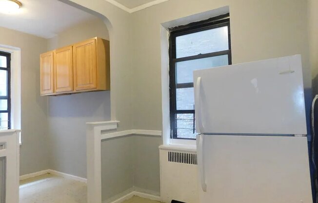 253 E 181 ST