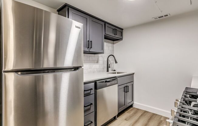 1 bed, 1 bath, 713 sqft, $885, Unit The Elms by ONYX #56