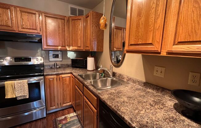 2 Bedroom Jewel Lake Condo with Beautiful Finishes! Available 6/27!