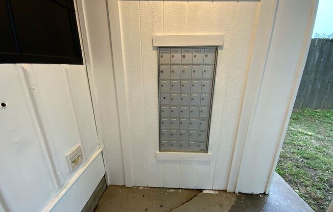 2 beds, 1 bath, 800 sqft, $1,000, Unit 20