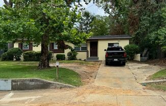 3 Bed 1 Bath House with fenced-in yard! Available now!