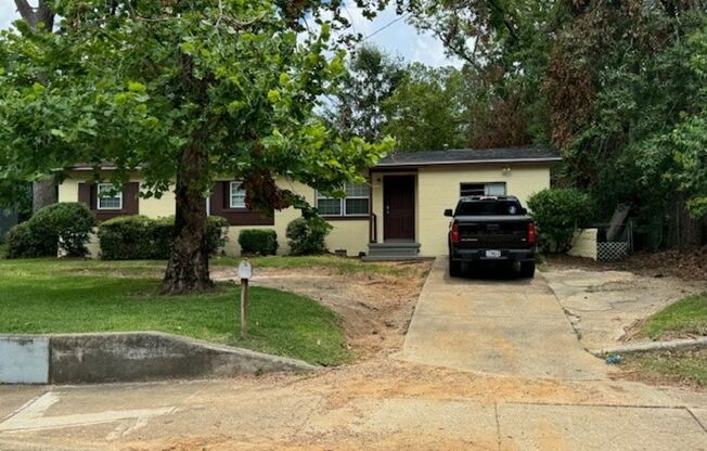 3 Bed 1 Bath House with fenced-in yard! Available August 2024!