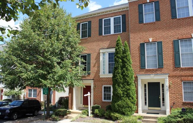 Lovely 3 Bedroom 2.5 Bath Townhome with Den Close to Van Dorn Metro in Summers Grove