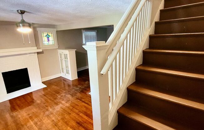 *** Mt. Lebanon Duplex for Rent with Front and Back Porch * Pet Friendly Apartment * Walk to the T * Renovated ***