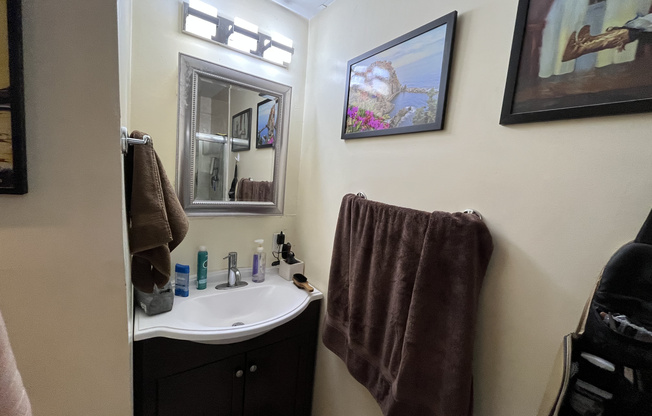 2 beds, 1 bath, $3,500, Unit 8