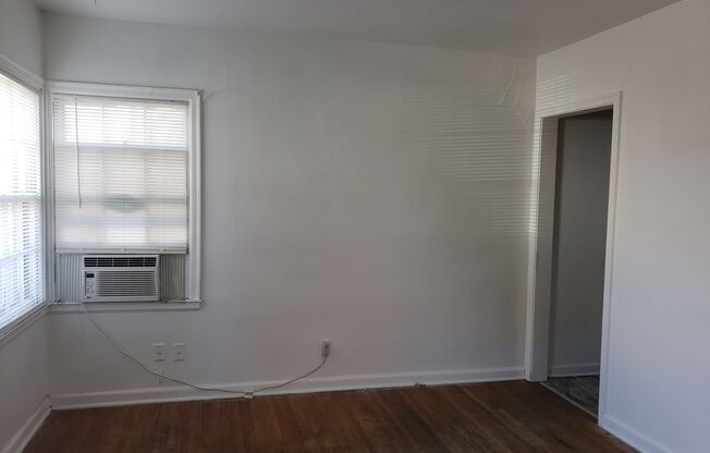 1 bed / 1 bath apartment available now!