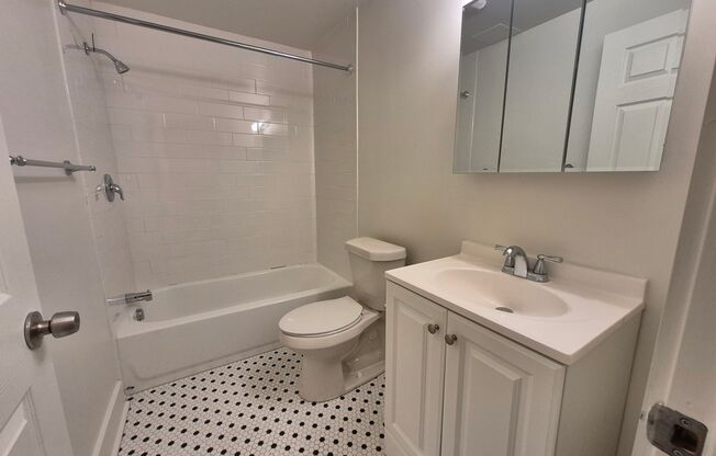 2 beds, 1 bath, 750 sqft, $2,190, Unit 5641 Hobart St. #B1