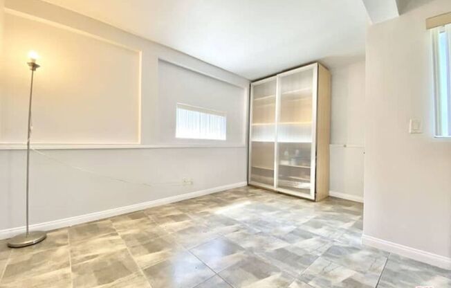 3 beds, 1 bath, $3,495, Unit 1156-1/2