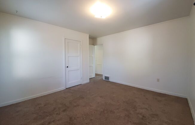 3 beds, 1 bath, $1,575, Unit 1411