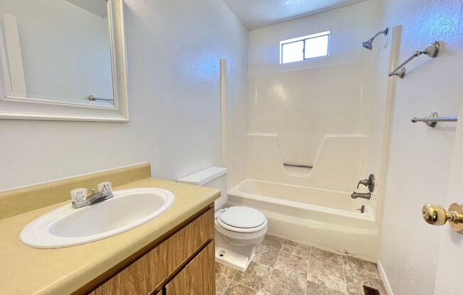 2 beds, 1.5 baths, 800 sqft, $1,055, Unit Unit 8