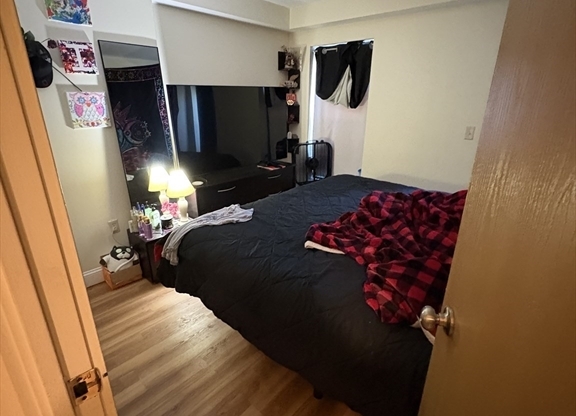 3 beds, 1 bath, $4,500, Unit 4