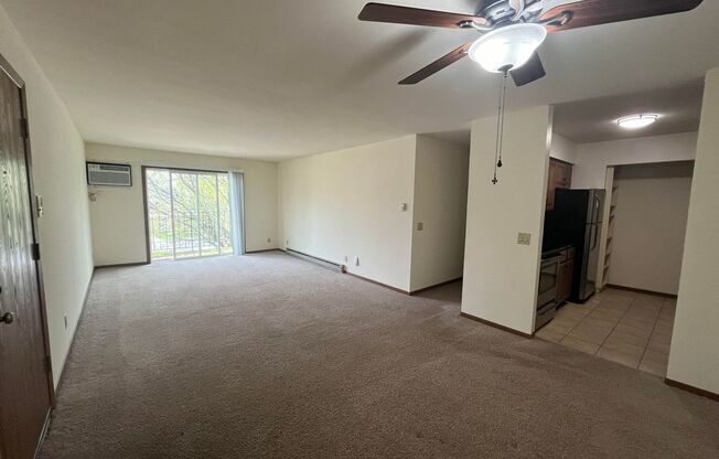 2 beds, 1 bath, 965 sqft, $1,695, Unit 7717CE