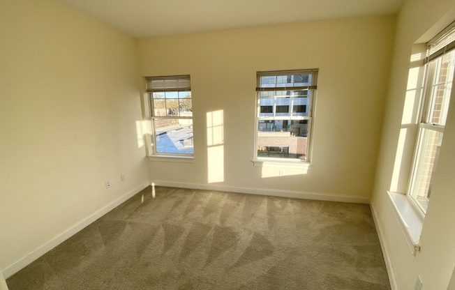 3 beds, 2 baths, $4,000, Unit 401