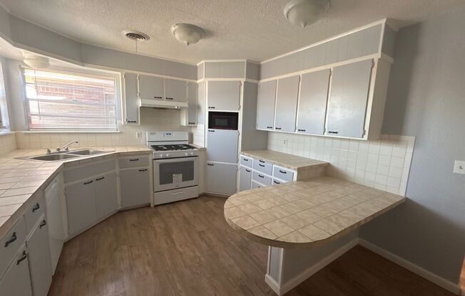 3 beds, 1 bath, 1,172 sqft, $1,000, Unit G:1921-1