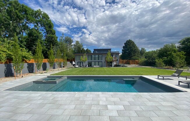 5 bed 3.5 Bath Home in North Boulder W/Large Backyard, Swimming Pool & Jacuzzi!