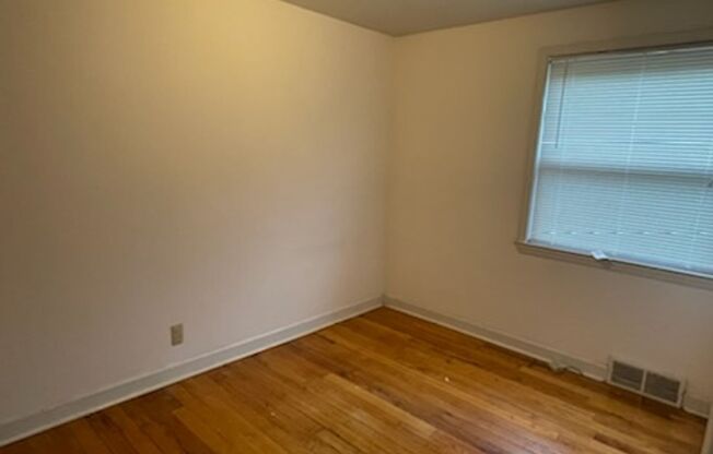 2 bedroom 1 bath close to freeways and shopping