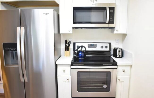 Newly renovated! Washer/Dryer!! Parking for 2!! Just 2 blocks from the beach!!