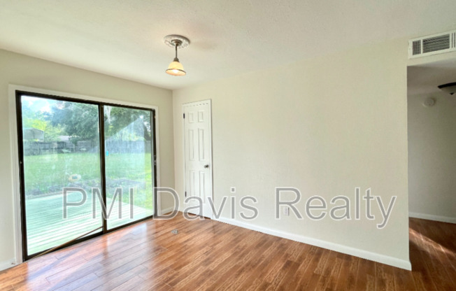 7523 COLLINS CT