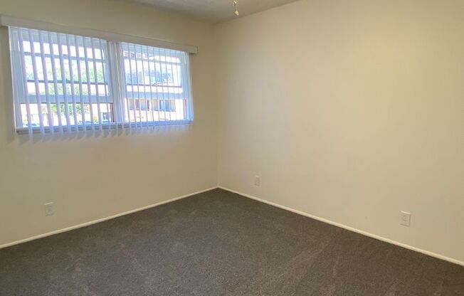 2 beds, 1 bath, 702 sqft, $2,350, Unit B18