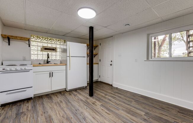*AVAILABLE NOW!! ASK ABOUT OUR LEASING SPECIALS!!* BEAUTIFUL Fully Renovated Apartments