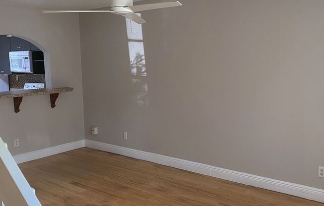 2/1.5 Townhome Wth Fireplace! Across From Torasco Park! Perfect For Family!