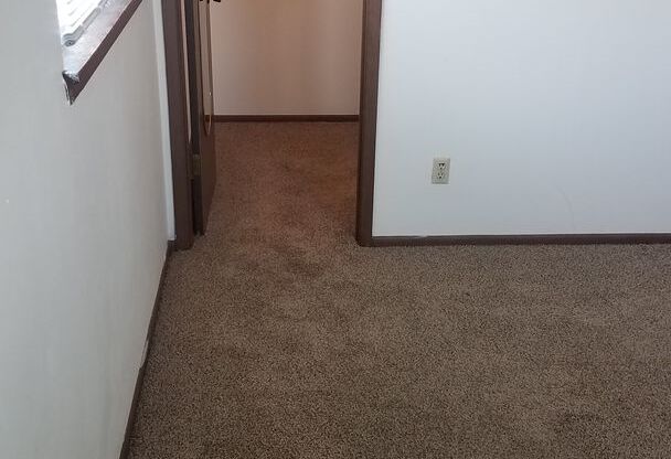 2 beds, 1 bath, $855, Unit 01