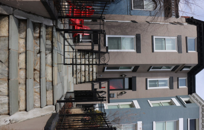 12 R ST NE