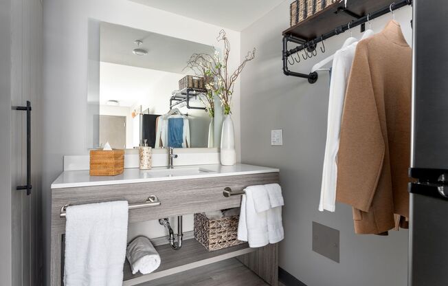 Studio, 1 bath, 300 sqft, $975, Unit 160