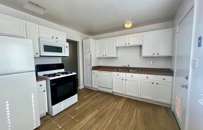 2 beds, 1 bath, $2,495, Unit 6081