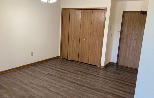 3 beds, 1 bath, 1,040 sqft, $1,695, Unit 3172-302