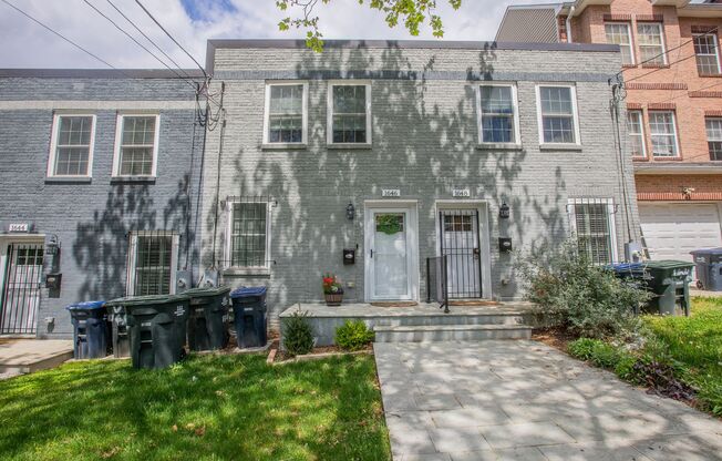 Gorgeous 2-bedroom, 1.5-bathroom townhome available for rent in the vibrant Anacostia neighborhood!