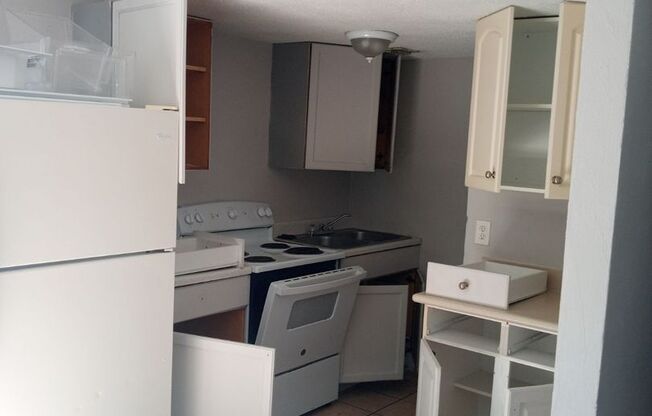 3 beds, 1 bath, 900 sqft, $1,645