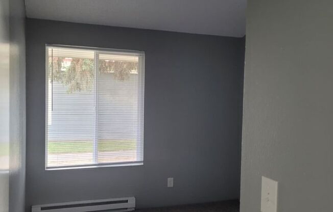 3 beds, 1 bath, 890 sqft, $1,700, Unit 505 H2