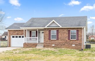 Lovely Ranch style home minutes from Ft. Campbell!!