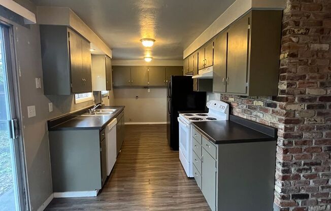 2 beds, 1 bath, 802 sqft, $1,695, Unit 680 Sweet Gum