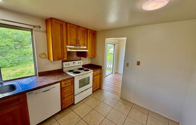 4 BR/2.5 BA/4 PK/Available May 1